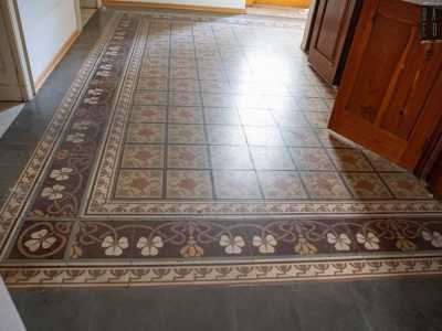 Appena entrati il nostro sguardo viene subito attratto dallo splendido pavimento: qui infatti sono ancora visibili i vivaci colori delle originali cementine raffiguranti intricati motivi floreali e geometrici